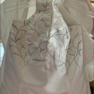 Beautiful brand new DaVinci white wedding dress.